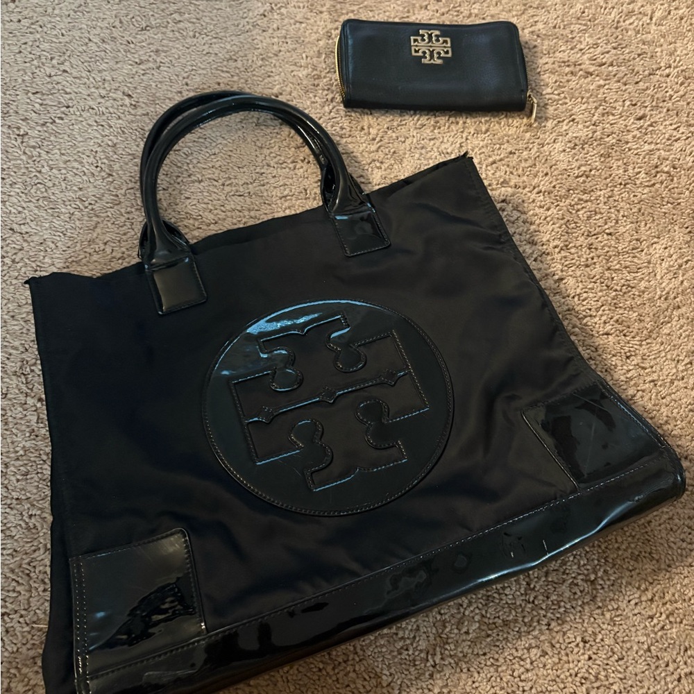 Tory Burch Black purse & wallet with sleek Design